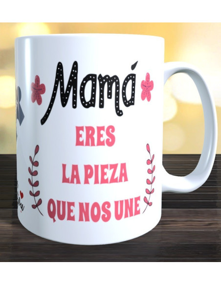Taza  MAMÁ ERES LA PIEZA QUE NOS UNE