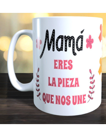 Taza  MAMÁ ERES LA PIEZA QUE NOS UNE