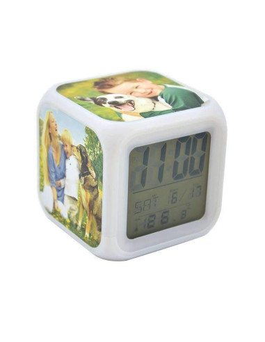 Reloj despertador con luz de colores