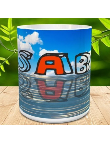 Taza nombre reflejado en el agua