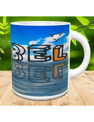 Taza nombre reflejado en el agua